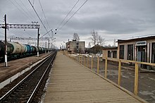 Временная деревянная платформа и старый вокзал