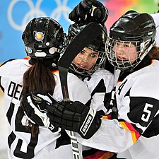 09/02: Equip femení alemany d'hoquei sobre gel durant els Jocs Olímpics d'hivern de la Joventut de 2012 celebrats a Innsbruck (Àustria).