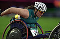 Sauvage camino a ganar la medalla de plata en la prueba atlética en silla de ruedas de 800   m T54 en los Juegos Paralímpicos de Verano 2000