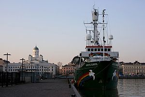 English: Greenpeace ship Arctic Sunrise alongs...