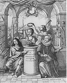 Два чоловіки на колінах перед колоною з бюстом Карла II, ангел на задньому плані. Наукові інструменти, зброя та книги розташовані на романських стінах по обох боках гравюри.