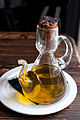 Olio d'oliva nell'oliera da tavola