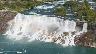 Von links nach rechts: Festland der Ortschaft Niagara Falls, die American Falls, das Luna Island, die Bridal Veil Falls und das Goat Island. Darunter die Schutthalde.