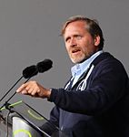 Anders Samuelsen taler under Folkemødet 2016 (cropped to torso).jpg
