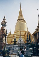 Phra Sri Rattana Chedi, la Wat Phra Kaeo în Bangkok, Thailanda
