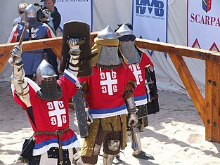 Борци бохорт тима Србије, један борац је опремљен у западном стилу оклопа са басцинетом који има кавез заштиту на лицу, док су друга два у оклопима коришћеним на простору Јужне Русије и Сибира у периоду 14. века