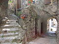 Vieux village : ruelle en escalier.