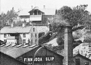 Varvets gamla (närmast till vänster) och nya chefsbostad (på backen ovanför), 1895.