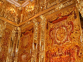 La Chambre d'ambre du palais de Catherine à Tsarskoïe Selo en Russie. L'original, dérobé par les nazis en 1941, n'a jamais été retrouvé. Elle a été reconstituée à l'identique pendant des travaux qui ont duré plus de vingt ans. (définition réelle 1 600 × 1 200)