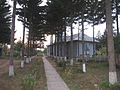 Biserica văzută dinspre intrarea în cimitir (latura de sud-est)