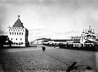Blagoveščenské náměstí a katedrála Zvěstování od ulice Bolšaja Pokrovskaja. Dmitrijevská věž Kremlu je vidět vlevo. V dálce je vidět Nižnenovgorodský duchovní seminář