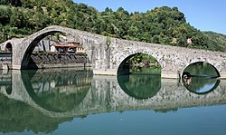 Serchio ja Ponte della Maddalenan silta Borgo a Mozzanon lähellä.