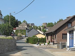 Burg Reuland, straatzicht met oude toren