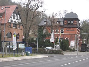 Bushaltestelle Mühltal mit Hotel Papiermühle