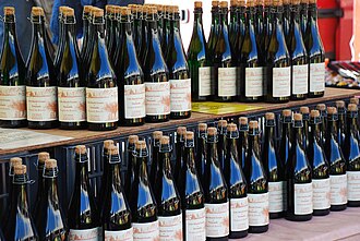 Le Cidre par Warcollier dans Epiceries gourmandes 330px-Caernarfon_March%C3%A9_Fran%C3%A7ais_-_Marchnad_Ffrengig_-_French_Market_-_geograph.org.uk_-_615710