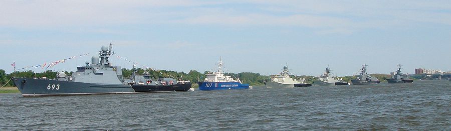 Parade navale des bâtiments de la flottille à Astrakhan en 2012.