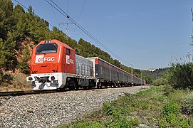 La locomotora dièsel 353.02 de FGC (ex-Renfe sèrie 310.102) amb el Cargometro pel doble revolt de Castellbisbal a la línia de Vilafranca