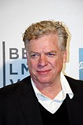 Christopher McDonald dans le rôle de Robert S. Bennett