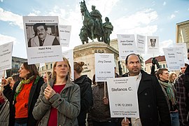 Manifestants rendant hommages aux personnes tuées.