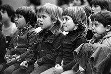 Devant le guignol, Parc Montsouris 1976.jpg