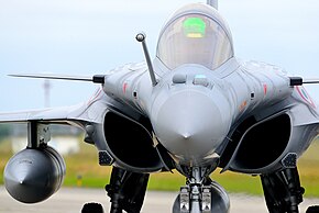 Vue de face d'un avion Rafale en train de rouler. Sur le nez de l'avion, devant la verrière et à côté de la perche de ravitaillement en vol, on distingue deux boules (une ronde à tribord, une avec des arrêtes plus marqués à babord) qui sont les deux capteurs de l'OSF.