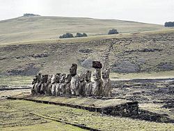 Sopka Poike na Velikonočním ostrově. V popředí Ahu Tongariki.