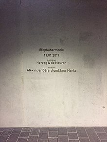 Abbildung der Plakette im Eingang der Elbphilharmonie Hamburg mit der Widmung der Architekten Herzog & de Meuron sowie der Initiatoren Alexander Gérard und Jana Marko