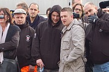 Tommy Robinson (centre-right, in the light coloured jacket) with other EDL members on a visit to Amsterdam English Defence League-3 (30 oktober 2010, Amsterdam).jpg