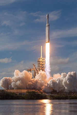 Falcon Heavy s centrálním stupněm B1033 startuje.