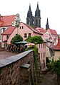 Wohnhaus über verwinkeltem Grundriss in offener Bebauung, mit Stützmauer zur Gasse Rote Stufen