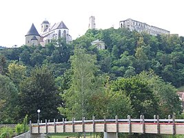 Blick vom Schwimmbad auf die Burgruine Gars