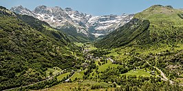 Zicht op Gavarnie met de cirque in de achtergrond