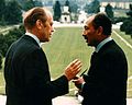 Ford Egyptin presidentin Anwar Sadatin kanssa Salzburgissa vuonna 1975.