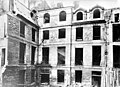 Vue de la cour de l'ancien hôtel Colbert en cours de démolition, avec les bas-reliefs de Poissant encore en place.