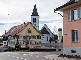 Restaurant zur Traube, Reformierte und (dahinter) Katholische Kirche