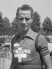 Photographie en noir et blanc d'un cycliste vêtu d'un maillot frappé de la croix suisse et portant l'inscription La Perle.