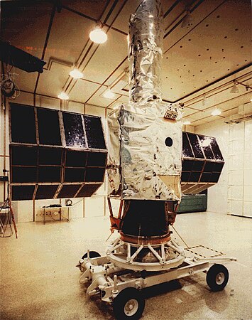 Le télescope IUE entièrement assemblé.