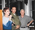 אל"ם משה טבק ומשה מרום עם מנהלת עמותת חיל הים אילנית פנר אפריל 2002.