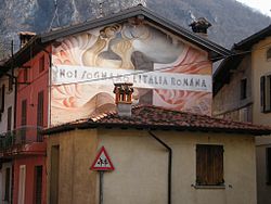 "We dream of a Roman Italy" was one of the many fascist slogans Iscrizione fascista - Lavenone (Foto Luca Giarelli).jpg