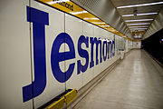 Plataforma na Estação Jesmond, marcada no esquema de cores corporativo original.