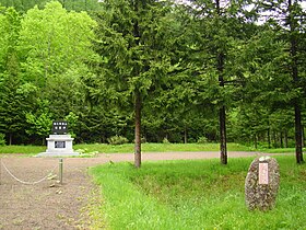 鉱山跡碑(右)と慰霊碑