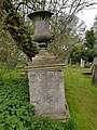 Postament mit Urne (Kensal Green Cemetery, London)