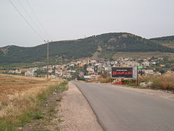 Pohled na vesnici Najn, v pozadí masiv Giv'at ha-More