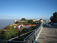 Pedra dourada e recintos do Pagode Kyaiktiyo pela manhã