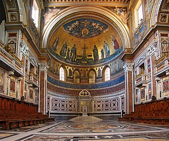 L'abside della basilica, con le decorazioni cosmatesche, racchiude la "cattedra papale", che fa di San Giovanni in Laterano la cattedrale di Roma.