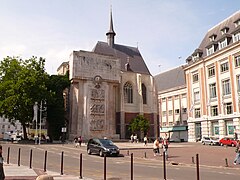 Lille, le palais Rihour et le monument "Aux Lillois victimes des guerres".