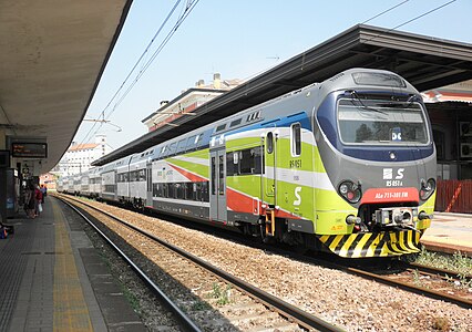 Un treno per il Servizio Regionale di Milano (TSR), in livrea LeNord.