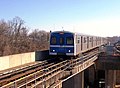 Een metrotrein nadert het station Reisterstown