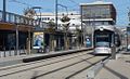 Un tramway devant le dépôt de Saint-Pierre.