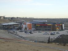 Vue de loin du centre sportif Max Bell et de son parking.